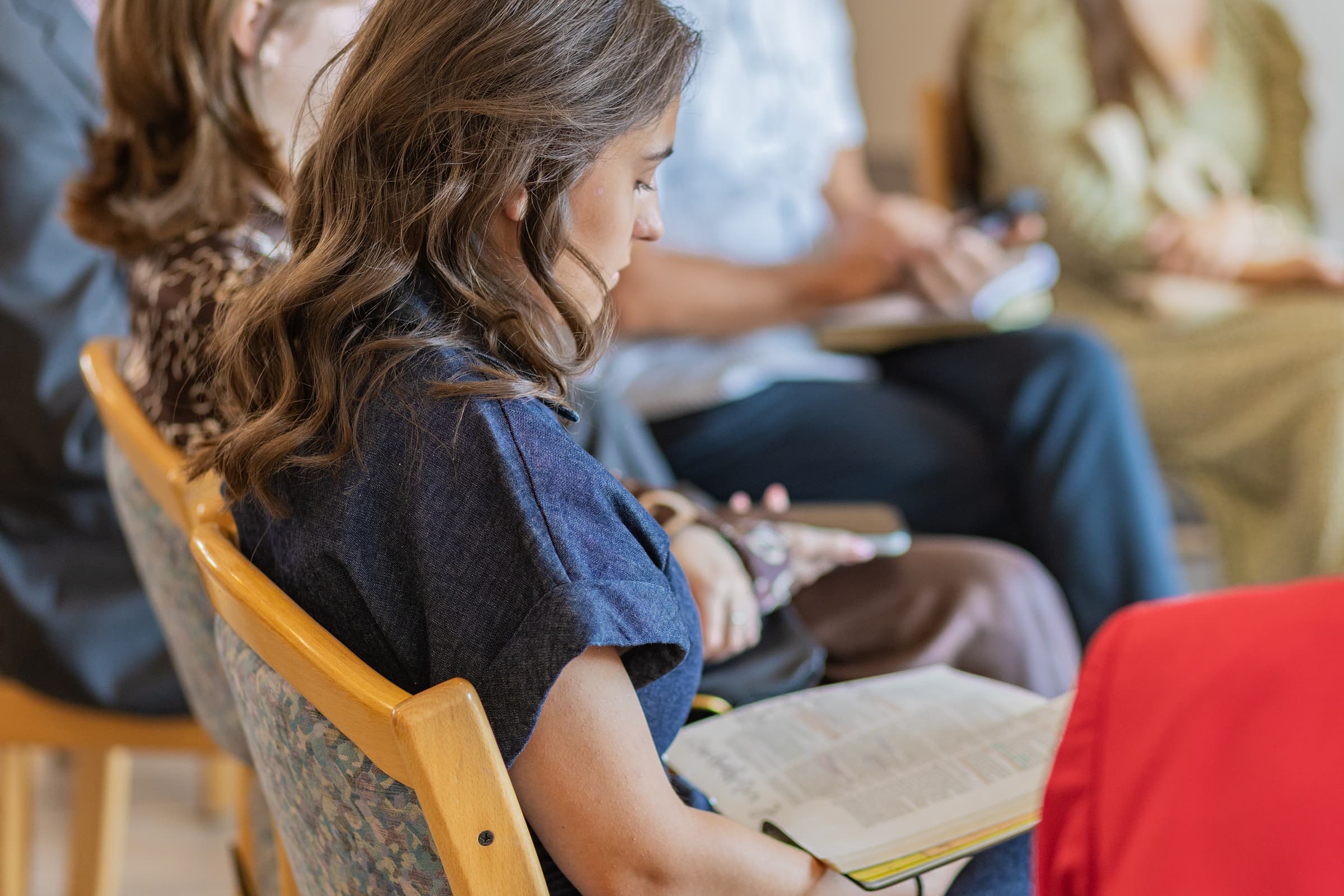 Eine junge Frau liest in ihrer Bibel